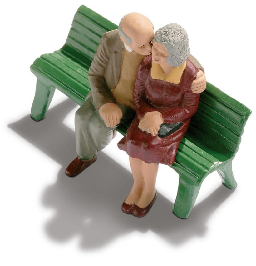 Noch 15510 H0 Scale Courting Couples with Bench Model Railway Figures - SGS Model Store